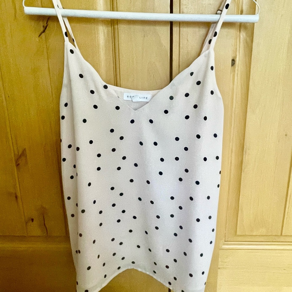 ✨Socialite Scalloped Tank✨